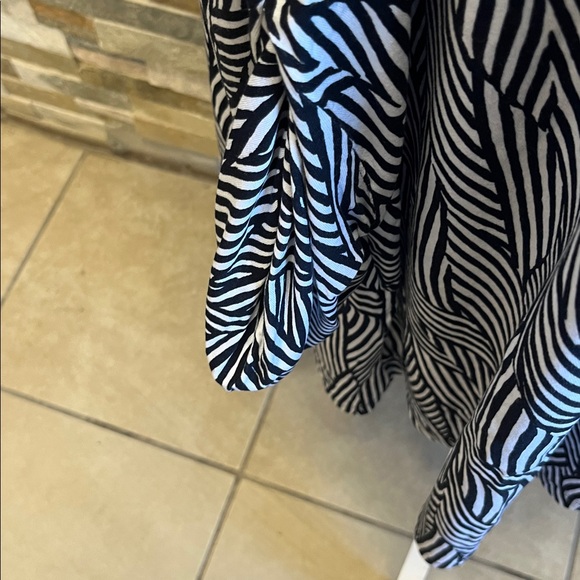 Terra & Sky Zebra Print Top in Black and White - Picture 6 of 9